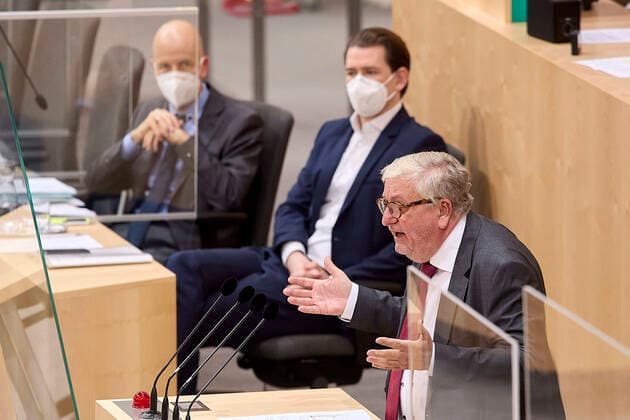 - Wien 24.02.2021 - Parlament Nationalrat - Heute fand im Nationalrat eine reguläre Sitzung statt mit den Themen, gesetzliche Regeln zum Homeoffice, Gratis-CoV-Tests in den Apotheken und Verlängerung zahlreicher CoV-Maßnahmen statt PHOTO: Arbeitsminister Martin Kocher (L ÖVP) und Bundeskanzler Sebastian Kurz (M ÖVP) auf der Regierungsbank, SPÖ-Finanzsprecher Christoph Matznetter (R SPÖ) am rednerpult. Vienna (AUSTRIA) - Today a regular meeting took place in the National Council with the topics, legal rules for home office, free CoV tests in pharmacies and the extension of numerous CoV measures. Nationalrat Sitzung