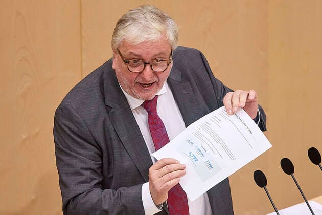 - Wien 24.02.2021 - Parlament Nationalrat - Heute fand im Nationalrat eine reguläre Sitzung statt mit den Themen, gesetzliche Regeln zum Homeoffice, Gratis-CoV-Tests in den Apotheken und Verlängerung zahlreicher CoV-Maßnahmen statt PHOTO: SPÖ-Finanzsprecher Christoph Matznetter (R SPÖ) am Rednerpult. Vienna (AUSTRIA) - Today a regular meeting took place in the National Council with the topics, legal rules for home office, free CoV tests in pharmacies and the extension of numerous CoV measures. Nationalrat Sitzung