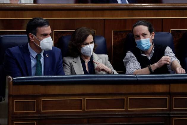 THE PICTURES ARE TAKEN AT A PLENARY SESSION ON THE CORONAVIRUS PANDEMIC BEFORE QUESTION TIME. Spanish Prime Minister, Pedro Sanchez (L), chats with first Deputy Prime Minister, Carmen Calvo (C), and second Deputy Prime Minister, Pablo Iglesias (R), during a plenary session on the six month State of Alarm declared November 2020 due to the coronavirus pandemic held at the Lower House in Madrid, Spain, before question time. Question time at Parliament !ACHTUNG: NUR REDAKTIONELLE NUTZUNG!  Copyright: xEmilioxNaranjox GRAF3155 20210224-637497667391283405