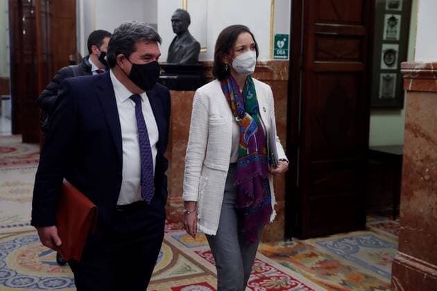 THE PICTURES ARE TAKEN AT A PLENARY SESSION ON THE CORONAVIRUS PANDEMIC BEFORE QUESTION TIME. Spanish Minister of Inclusion, Social Security and Migrations, Jose Luis Escriba (L), and Minister of Tourism, Trade and Industry, Reyes Maroto (R), arrive to attend a plenary session on the six month State of Alarm declared November 2020 due to the coronavirus pandemic held at the Lower House in Madrid, Spain, before question time. Question time at Parliament !ACHTUNG: NUR REDAKTIONELLE NUTZUNG!  Copyright: xEmilioxNaranjox GRAF3158 20210224-637497667415502302