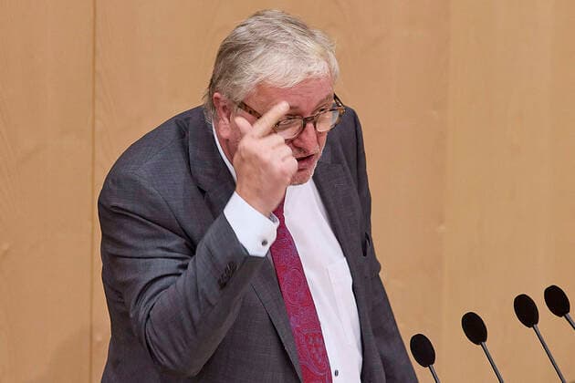 - Wien 24.02.2021 - Parlament Nationalrat - Heute fand im Nationalrat eine reguläre Sitzung statt mit den Themen, gesetzliche Regeln zum Homeoffice, Gratis-CoV-Tests in den Apotheken und Verlängerung zahlreicher CoV-Maßnahmen statt PHOTO: SPÖ-Finanzsprecher Christoph Matznetter (SPÖ) am Rednerpult. Vienna (AUSTRIA) - Today a regular meeting took place in the National Council with the topics, legal rules for home office, free CoV tests in pharmacies and the extension of numerous CoV measures. Nationalrat Sitzung
