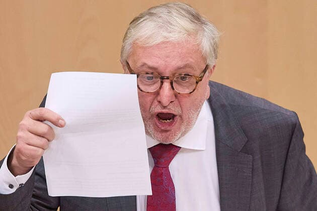 - Wien 24.02.2021 - Parlament Nationalrat - Heute fand im Nationalrat eine reguläre Sitzung statt mit den Themen, gesetzliche Regeln zum Homeoffice, Gratis-CoV-Tests in den Apotheken und Verlängerung zahlreicher CoV-Maßnahmen statt PHOTO: SPÖ-Finanzsprecher Christoph Matznetter (SPÖ) am Rednerpult. Vienna (AUSTRIA) - Today a regular meeting took place in the National Council with the topics, legal rules for home office, free CoV tests in pharmacies and the extension of numerous CoV measures. Nationalrat Sitzung