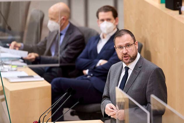 - Wien 24.02.2021 - Parlament Nationalrat - Heute fand im Nationalrat eine reguläre Sitzung statt mit den Themen, gesetzliche Regeln zum Homeoffice, Gratis-CoV-Tests in den Apotheken und Verlängerung zahlreicher CoV-Maßnahmen statt PHOTO: Arbeitsminister Martin Kocher (L ÖVP) und Bundeskanzler Sebastian Kurz (M ÖVP) auf der Regierungsbank, Christian Hafenecker (FPÖ) am Rednerpult. Vienna (AUSTRIA) - Today a regular meeting took place in the National Council with the topics, legal rules for home office, free CoV tests in pharmacies and the extension of numerous CoV measures. Nationalrat Sitzung