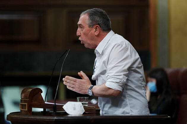 MP of Compromis, Joan Valdovi, intervenes during a plenary session on the six month State of Alarm declared November 2020 due to the coronavirus pandemic held at the Lower House in Madrid, Spain, before question time. Question time at Parliament !ACHTUNG: NUR REDAKTIONELLE NUTZUNG!  Copyright: xEmilioxNaranjox GRAF3232 20210224-637497669368323203