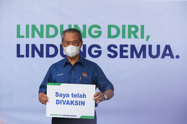 February 20, 2021, Putrajaya, Malaysia: Prime Minister, Muhyiddin Yassin displays a placard reading I have been vaccinated after receiving the first dose of Pfizer-BioNTech COVID-19 Vaccine in Putrajaya. .Malaysia will launch the largest immunization program ever to be carried out in the country. 532 Vaccination Centers nationwide are set to begin the National COVID-19 Immunization Program starting February 24, 2021. The first phase will involve 500,000 medical staff and non-medical staff. Putrajaya Malaysia - ZUMAs197 20210220_zaa_s197_456 Copyright: xCalvinxPanx