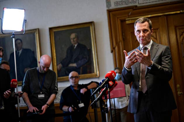Justitsminister Nick Haekkerup (S), da han sammen med sundhedsministeren og boerne- og undervisningsministeren holder doorstep om genaabning af samfundet paa Christiansborg i Koebenhavn onsdag den 24. februar 2021.. , Copenhagen Denmark Copyright: PhilipxDavali PhilipxDavalix COP104 spdk20210224-143004-L