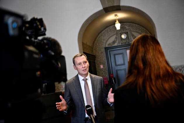 Justitsminister Nick Haekkerup (S) bliver interviewet, efter han sammen med sundhedsministeren og boerne- og undervisningsministeren har holdt doorstep om genaabning af samfundet paa Christiansborg i Koebenhavn onsdag den 24. februar 2021.. , Copenhagen Denmark Copyright: PhilipxDavali PhilipxDavalix COP104 spdk20210224-143034-L
