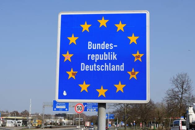 Die Deutsch-Französische Grenze am Grenzübergang Saarbrücken Autobahn verbindet Frankreich mit Deutschland vor allem auch für den binationalen LKW-Verkehr. Trotz Corona ist die Grenze offen am Mittwoch (24.2.2021). Es gibt keinerlei Grenzkontrollen.