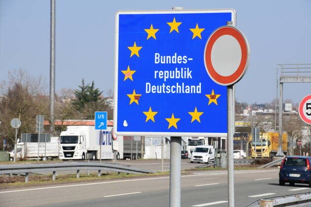 Die Deutsch-Französische Grenze am Grenzübergang Saarbrücken Autobahn verbindet Frankreich mit Deutschland vor allem auch für den binationalen LKW-Verkehr. Trotz Corona ist die Grenze offen am Mittwoch (24.2.2021). Es gibt keinerlei Grenzkontrollen.