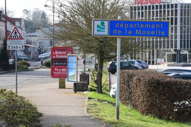 Die Deutsch-Französische Grenze an der Goldenen Bremm in Saarbrücken verbindet Frankreich mit Deutschland vor allem auch für den binationalen LKW-Verkehr. Trotz Corona ist die Grenze offen am Mittwoch (24.2.2021). Es gibt keinerlei Grenzkontrollen. Obwohl im Departement de la Moselle die Inzidenz vielfach höher liegt als im Saarland.