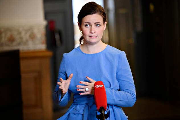 Mai Villadsen (EL) bliver interviewet om genaabning umiddelbart efter justitsministeren, sundhedsministeren og boerne- og undervisningsministeren har holdt doorstep om genaabning af samfundet, paa Christiansborg i Koebenhavn onsdag den 24. februar 2021.. , Copenhagen Denmark Copyright: PhilipxDavali PhilipxDavalix cop104 spdk20210224-150016-L