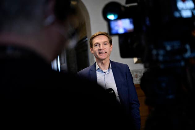 Kristian Thulesen Dahl (DF) bliver interviewet om genaabning umiddelbart efter justitsministeren, sundhedsministeren og boerne- og undervisningsministeren har holdt doorstep om genaabning af samfundet, paa Christiansborg i Koebenhavn onsdag den 24. februar 2021.. , Copenhagen Denmark Copyright: PhilipxDavali PhilipxDavalix cop104 spdk20210224-150037-L