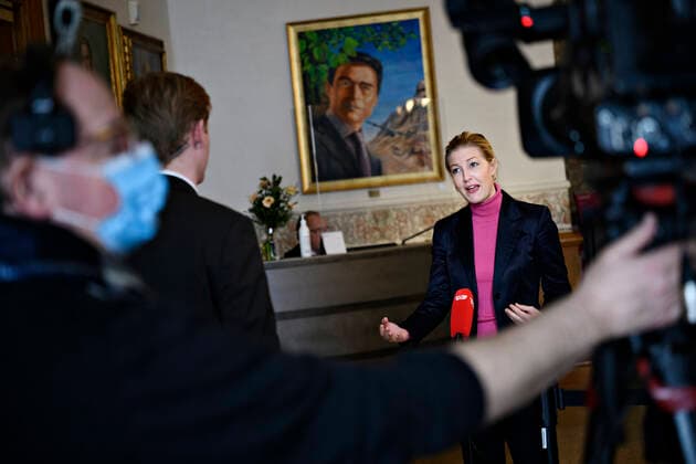 Sofie Carsten Nielsen (R) bliver interviewet om genaabning umiddelbart efter justitsministeren, sundhedsministeren og boerne- og undervisningsministeren har holdt doorstep om genaabning af samfundet, paa Christiansborg i Koebenhavn onsdag den 24. februar 2021.. , Copenhagen Denmark Copyright: PhilipxDavali PhilipxDavalix cop104 spdk20210224-150100-L