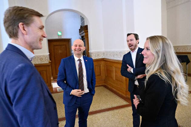 Soeren Pape Poulsen (KF), Pernille Vermund (NB) Kristian Thulesen Dahl (DF) og Jakob Ellemann-Jensen (V) i snak umiddelbart efter justitsministeren, sundhedsministeren og boerne- og undervisningsministeren har holdt doorstep om genaabning af samfundet, paa Christiansborg i Koebenhavn onsdag den 24. februar 2021.. , Copenhagen Denmark Copyright: PhilipxDavali PhilipxDavalix cop104 spdk20210224-150312-L