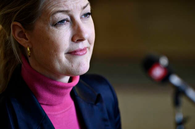 Sofie Carsten Nielsen (R) bliver interviewet om genaabning umiddelbart efter justitsministeren, sundhedsministeren og boerne- og undervisningsministeren har holdt doorstep om genaabning af samfundet, paa Christiansborg i Koebenhavn onsdag den 24. februar 2021.. , Copenhagen Denmark Copyright: PhilipxDavali PhilipxDavalix cop104 spdk20210224-150433-L