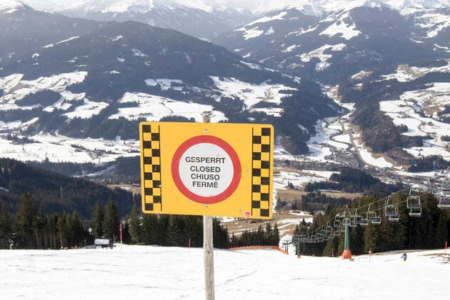 AUT, 2021-02-24: FEATURE WINTERSPORT SCHLIESSUNGEN - VIELE SKIGEBIETE SCHLIESSEN WEGEN PANDEMIE-VERORDNUNGEN VORZEITIG PISTEN IM SKIGEBIET - HIER TAFEL GESCHLOSSEN MIT STEHENDEM LIFT ;