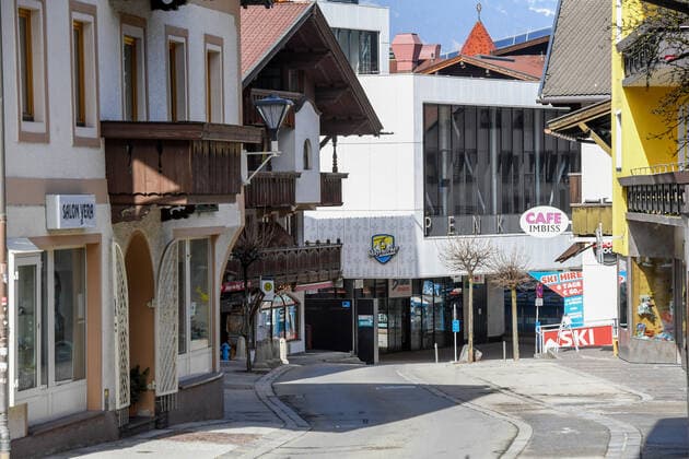 Mayerhofen 24.02.2021, Mayerhofen, AUT, Coronavirus in Österreich, Mayerhofen unter Quarantäne, Angesichts einer Häufung von CoV-Fällen mit Verdacht auf die erstmals in Südafrika aufgetretene Mutation B.1.351 kommen auf die Tiroler Gemeinde Mayrhofen im Bezirk Schwaz von Samstag bis kommenden Mittwoch verschärfte Maßnahmen zu, im Bild Übersicht Ortszentrum Mayrhofen In view of an accumulation of CoV cases with suspected mutation B.1.351, which first appeared in South Africa, the Tyrolean community of Mayrhofen in the district of Schwaz will be subject to stricter measures from Saturday until next Wednesday. Mayerhofen, Austria on 2021 02 24.