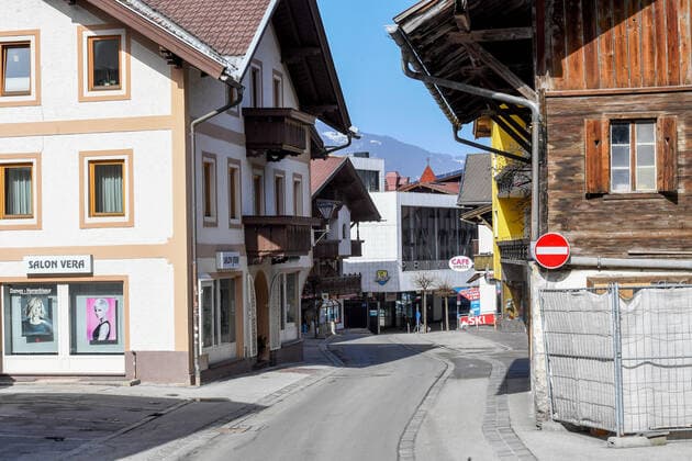 Mayerhofen 24.02.2021, Mayerhofen, AUT, Coronavirus in Österreich, Mayerhofen unter Quarantäne, Angesichts einer Häufung von CoV-Fällen mit Verdacht auf die erstmals in Südafrika aufgetretene Mutation B.1.351 kommen auf die Tiroler Gemeinde Mayrhofen im Bezirk Schwaz von Samstag bis kommenden Mittwoch verschärfte Maßnahmen zu, im Bild Übersicht Ortszentrum Mayrhofen In view of an accumulation of CoV cases with suspected mutation B.1.351, which first appeared in South Africa, the Tyrolean community of Mayrhofen in the district of Schwaz will be subject to stricter measures from Saturday until next Wednesday. Mayerhofen, Austria on 2021 02 24.