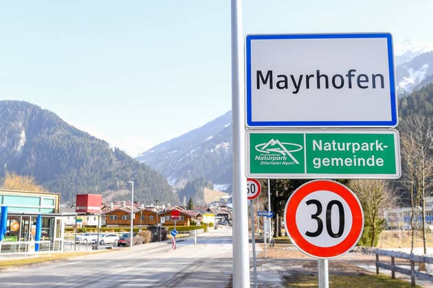 Mayerhofen 24.02.2021, Mayerhofen, AUT, Coronavirus in Österreich, Mayerhofen unter Quarantäne, Angesichts einer Häufung von CoV-Fällen mit Verdacht auf die erstmals in Südafrika aufgetretene Mutation B.1.351 kommen auf die Tiroler Gemeinde Mayrhofen im Bezirk Schwaz von Samstag bis kommenden Mittwoch verschärfte Maßnahmen zu, im Bild Ortstafel Mayrhofen In view of an accumulation of CoV cases with suspected mutation B.1.351, which first appeared in South Africa, the Tyrolean community of Mayrhofen in the district of Schwaz will be subject to stricter measures from Saturday until next Wednesday. Mayerhofen, Austria on 2021 02 24.