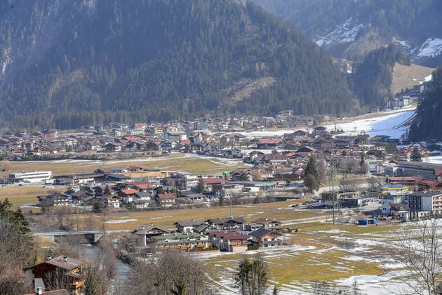 Mayerhofen 24.02.2021, Mayerhofen, AUT, Coronavirus in Österreich, Mayerhofen unter Quarantäne, Angesichts einer Häufung von CoV-Fällen mit Verdacht auf die erstmals in Südafrika aufgetretene Mutation B.1.351 kommen auf die Tiroler Gemeinde Mayrhofen im Bezirk Schwaz von Samstag bis kommenden Mittwoch verschärfte Maßnahmen zu, im Bild Übersicht Mayrhofen In view of an accumulation of CoV cases with suspected mutation B.1.351, which first appeared in South Africa, the Tyrolean community of Mayrhofen in the district of Schwaz will be subject to stricter measures from Saturday until next Wednesday. Mayerhofen, Austria on 2021 02 24.