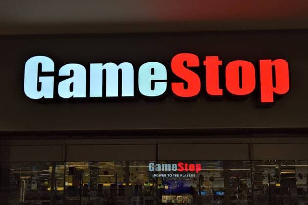 GameStop ist eine US-amerikanische Einzelhandelskette fuer Computerspiele und Unterhaltungssoftware. Das boersennotierte Unternehmen ist ausserdem Herausgeber des Computerspielemagazins Game Informer sowie Eigentuemer der Tochtergesellschaften EB Games, ThinkGeek (1999 bis 2019), Geeknet (seit 2015), Moviestop, ZiNG Pop Culture und Micromania-Zing. Foto: Game Stop Store in Ingolstadt