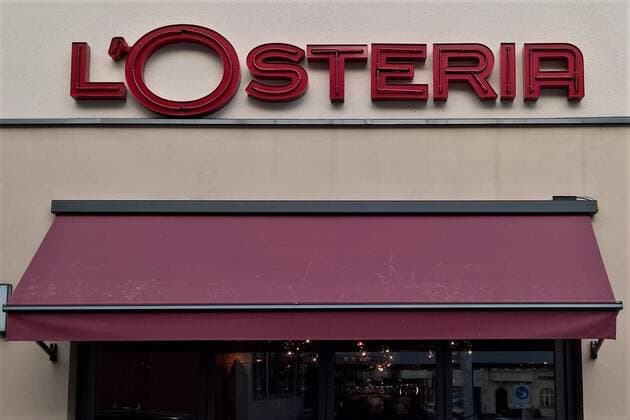 L Osteria ist eine im Jahr 1999 gegruendete Systemgastronomie-Kette der FR LOsteria GmbH aus Nuernberg. Die Filialen befinden sich in Deutschland, Frankreich, Luxemburg, den Niederlanden, der Schweiz, Tschechien, im Vereinigten Königreich und seit 2011 auch in Oesterreich und werden teils in Eigenregie, aber auch von Franchisenehmern betrieben. Foto: L Osteria (LOsteria), Pizzeria in Ingolstadt