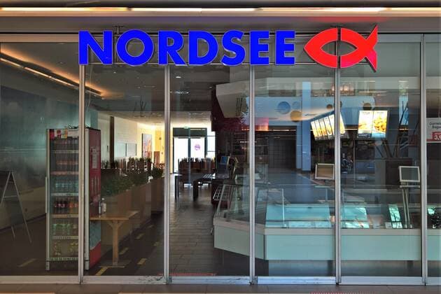Die Nordsee GmbH (ehemals Nordsee Fischspezialitaeten GmbH) betreibt unter der Bezeichnung Nordsee eine Schnellrestaurantkette mit den Schwerpunkten Fisch und Meeresfruechte. Sie entstand aus dem Frischfischhandel, der durch Salate und Fischbroetchen (zB mit Fischfrikadelle als Bremer) ergaenzt wurde. Foto: Nordsee - Filiale in Ingolstadt