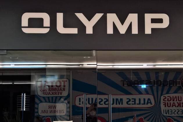 Die Olymp Bezner KG ist ein deutscher Bekleidungshersteller mit Sitz in Bietigheim-Bissingen, der auf Hemden spezialisiert ist. Das inhabergefuehrte Familienunternehmen ist laut Marktforschungsinstitut GfK der Marktfuehrer bei Herrenoberhemden in Deutschland. Foto: Olymp - Store in Ingolstadt