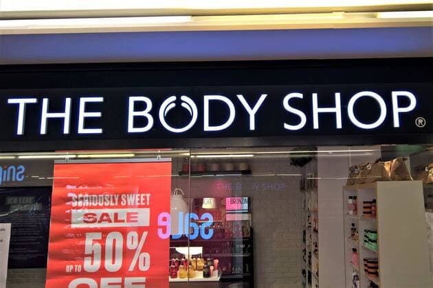 The Body Shop ist eine britische Handelskette fuer Kosmetikprodukte und Teil des brasilianischen Kosmetikhandelskonzerns Natura und Co. Sie wirbt mit dem Verzicht auf Tierversuche sowie mit der Einhaltung weiterer ethischer Grundsaetze. Foto: The Body Shop - Store in Ingolstadt
