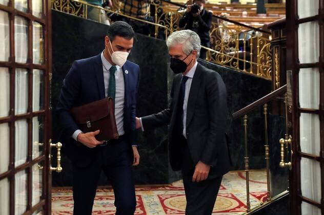 Spain s Prime Minister Pedro Sanchez (L) chats with People s Party deputy Adolfo Suarez Illana (R), son of late Prime Minister Adolfo Suarez, during the Government s question time at the Lower House in Madrid, Spain, 24 February 2021. Question time at Parliament !ACHTUNG: NUR REDAKTIONELLE NUTZUNG!  Copyright: xMARISCALx GRAF3415 20210224-637497799407718050