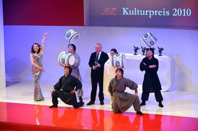 BZ - Kulturpreises 2010 vl. Meret Becker, der Chinesische Nationalzirkus und Preistraeger David Chipperfield bei der Verleihung des BZ - Kulturpreises 2010 im Axel Springer Verlag in Berlin am 21.01.2010. Copyright : Eventpress Mathias Krohn EVENTPRESS *** BZ Kulturpreis 2010 vl Meret Becker, the Chinese National Circus and award winner David Chipperfield at the presentation of the BZ Kulturpreis 2010 at Axel Springer Verlag in Berlin on 21 01 2010 Copyright Eventpress Mathias Krohn EVENTPRESS Copyright: xEventpress MathiasxKrohnx