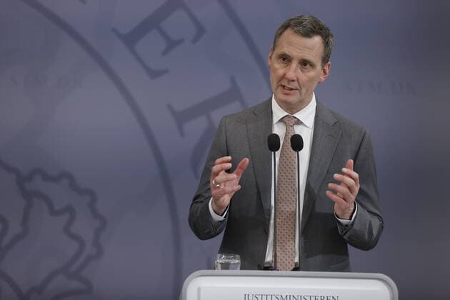 Fra venstre, direktoer for Sundhedsstyrelsen Soeren Brostroem, sundhedsminister Magnus Heunicke (S), statsminister Mette Frederiksen (S), justitsminister Nick Haekkerup (S) samt direktoer i Statens Serum Institut (SSI) Henrik Ullum ved pressemoede i Spejlsalen i Statsministeriet i Koebenhavn onsdag den 24. februar 2021. Statsministeren holder onsdag pressemoede i forbindelse med situationen omkring corona covid-19. Tidligere paa dagen blev det udmeldt, at Regeringen har indgaaet en aftale om foerste fase af en genaabning. **Pooldaekning: Kan anvendes vederlagtfrit til redaktionel omtale. Daekningen er leveret af Politiken**. , Denmark Copyright: JensxDreslingx cop105 spdk20210224-175743-L