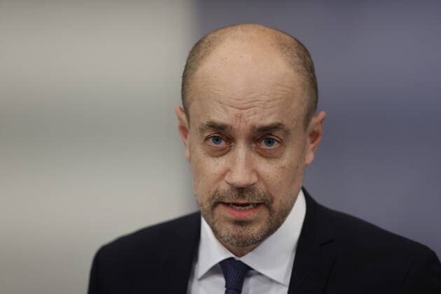 Fra venstre, direktoer for Sundhedsstyrelsen Soeren Brostroem, sundhedsminister Magnus Heunicke (S), statsminister Mette Frederiksen (S), justitsminister Nick Haekkerup (S) samt direktoer i Statens Serum Institut (SSI) Henrik Ullum ved pressemoede i Spejlsalen i Statsministeriet i Koebenhavn onsdag den 24. februar 2021. Statsministeren holder onsdag pressemoede i forbindelse med situationen omkring corona covid-19. Tidligere paa dagen blev det udmeldt, at Regeringen har indgaaet en aftale om foerste fase af en genaabning. **Pooldaekning: Kan anvendes vederlagtfrit til redaktionel omtale. Daekningen er leveret af Politiken**. , Denmark Copyright: JensxDreslingx cop105 spdk20210224-175750-L
