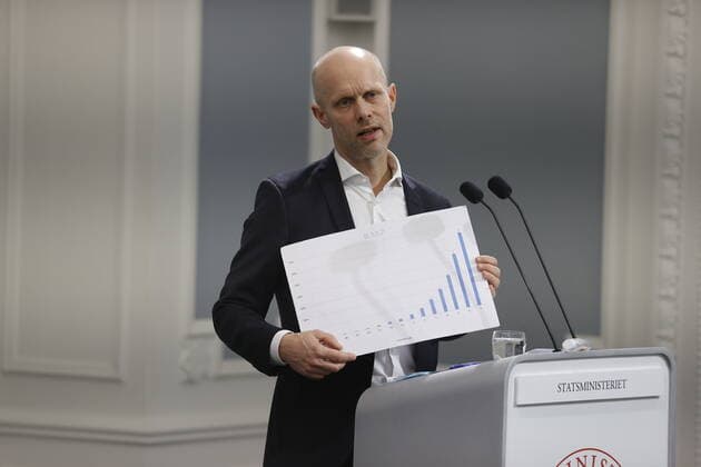 Fra venstre, direktoer for Sundhedsstyrelsen Soeren Brostroem, sundhedsminister Magnus Heunicke (S), statsminister Mette Frederiksen (S), justitsminister Nick Haekkerup (S) samt direktoer i Statens Serum Institut (SSI) Henrik Ullum ved pressemoede i Spejlsalen i Statsministeriet i Koebenhavn onsdag den 24. februar 2021. Statsministeren holder onsdag pressemoede i forbindelse med situationen omkring corona covid-19. Tidligere paa dagen blev det udmeldt, at Regeringen har indgaaet en aftale om foerste fase af en genaabning. **Pooldaekning: Kan anvendes vederlagtfrit til redaktionel omtale. Daekningen er leveret af Politiken**. , Denmark Copyright: JensxDreslingx cop105 spdk20210224-181623-L