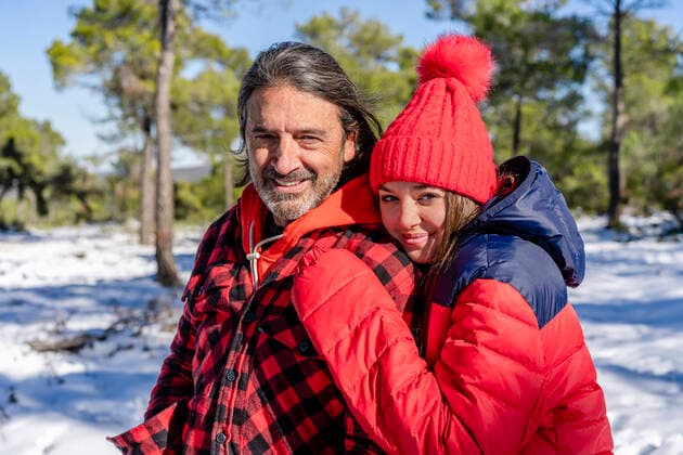 IMAGO Creative: Vaterschaft Daughter embracing father while standing in forest model released Symbolfoto DLTSF01564