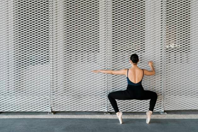 IMAGO Creative, Neujahr, Vorsätze, Sport Female dancer practicing ballet dance in front of metal wall model released Symbolfoto EGAF01636