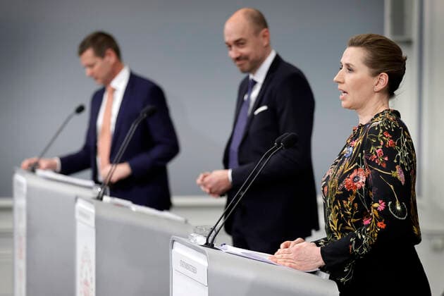 Statsminister Mette Frederiksen under pressemoedet i Spejlsalen i Statsministeriet i Koebenhavn onsdag den 24. februar 2021. Regeringen holder onsdag pressemoede i forbindelse med situationen omkring corona covid-19. Tidligere paa dagen blev det udmeldt at Regeringen har indgaaet en aftale om foerste fase af en genaabning. **Pooldaekning: Kan anvendes vederlagtfrit til redaktionel omtale. Daekningen er leveret af Politiken**. , Denmark Copyright: JensxDreslingx cop105 spdk20210224-194359-L