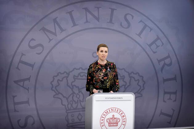 Statsminister Mette Frederiksen under pressemoedet i Spejlsalen i Statsministeriet i Koebenhavn onsdag den 24. februar 2021. Regeringen holder onsdag pressemoede i forbindelse med situationen omkring corona covid-19. Tidligere paa dagen blev det udmeldt at Regeringen har indgaaet en aftale om foerste fase af en genaabning. **Pooldaekning: Kan anvendes vederlagtfrit til redaktionel omtale. Daekningen er leveret af Politiken**. , Denmark Copyright: JensxDreslingx cop105 spdk20210224-194454-L