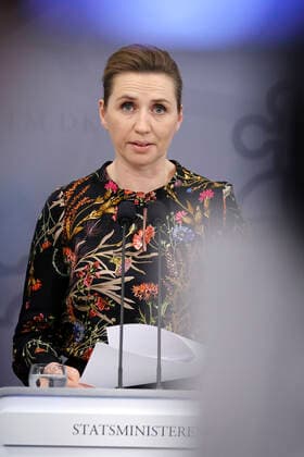 Statsminister Mette Frederiksen under pressemoedet i Spejlsalen i Statsministeriet i Koebenhavn onsdag den 24. februar 2021. Regeringen holder onsdag pressemoede i forbindelse med situationen omkring corona covid-19. Tidligere paa dagen blev det udmeldt at Regeringen har indgaaet en aftale om foerste fase af en genaabning. **Pooldaekning: Kan anvendes vederlagtfrit til redaktionel omtale. Daekningen er leveret af Politiken**. , Denmark Copyright: JensxDreslingx cop105 spdk20210224-194511-L