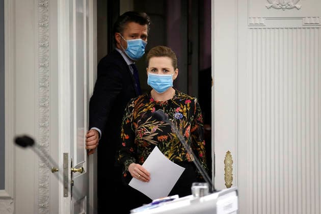 Statsminister Mette Frederiksen under pressemoedet i Spejlsalen i Statsministeriet i Koebenhavn onsdag den 24. februar 2021. Regeringen holder onsdag pressemoede i forbindelse med situationen omkring corona covid-19. Tidligere paa dagen blev det udmeldt at Regeringen har indgaaet en aftale om foerste fase af en genaabning. **Pooldaekning: Kan anvendes vederlagtfrit til redaktionel omtale. Daekningen er leveret af Politiken**. , Denmark Copyright: JensxDreslingx cop105 spdk20210224-194515-L