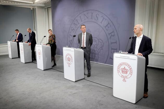 Direktoer for Sundhedsstyrelsen Soeren Brostroem, Sundhedsminister Magnus Heunicke, Statsminister Mette Frederiksen, Justitsminister Nick Haekkerup og Direktoer for Statens Serum Institut Henrik Ullum under pressemoedet i Spejlsalen i Statsministeriet i Koebenhavn onsdag den 24. februar 2021. Regeringen holder onsdag pressemoede i forbindelse med situationen omkring corona covid-19. Tidligere paa dagen blev det udmeldt at Regeringen har indgaaet en aftale om foerste fase af en genaabning. **Pooldaekning: Kan anvendes vederlagtfrit til redaktionel omtale. Daekningen er leveret af Politiken**. , Denmark Copyright: JensxDreslingx cop105 spdk20210224-194532-L