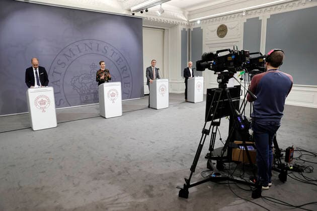 Direktoer for Sundhedsstyrelsen Soeren Brostroem, Sundhedsminister Magnus Heunicke, Statsminister Mette Frederiksen, Justitsminister Nick Haekkerup og Direktoer for Statens Serum Institut Henrik Ullum under pressemoedet i Spejlsalen i Statsministeriet i Koebenhavn onsdag den 24. februar 2021. Regeringen holder onsdag pressemoede i forbindelse med situationen omkring corona covid-19. Tidligere paa dagen blev det udmeldt at Regeringen har indgaaet en aftale om foerste fase af en genaabning. **Pooldaekning: Kan anvendes vederlagtfrit til redaktionel omtale. Daekningen er leveret af Politiken**. , Denmark Copyright: JensxDreslingx cop105 spdk20210224-194541-L