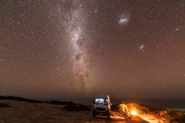 IMAGO Creative: Herbst, Touren mit dem Camper IMAGO Creative: Herbst, Abend am Lagerfeuer Milky Way over lone woman camping in Nullarbor National Park at night model released Symbolfoto FOF11989