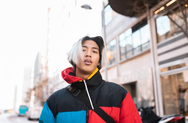 IMAGO Creative: 2021 Favoriten Young man with long hair in city model released Symbolfoto JCCMF01117