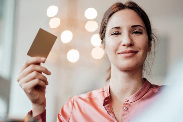 IMAGO Creative: Digitale Welt, Social Commerce Female customer while paying through credit card at cafe model released Symbolfoto property released JOSEF03219