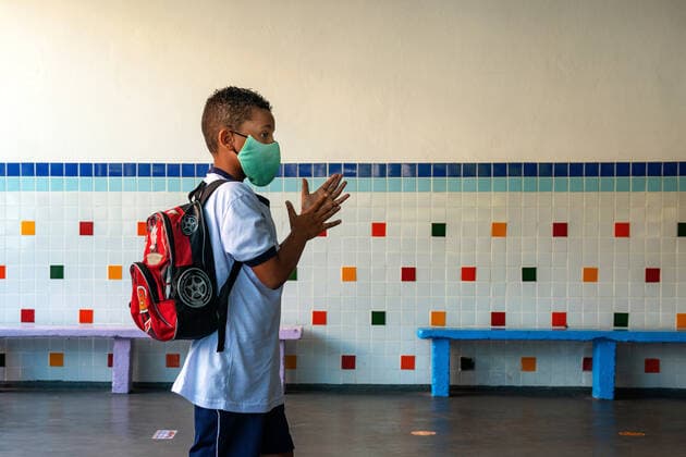 COVID-19 Back To School RIO DE JANEIRO, BRAZIL, FEB 24: COVID-19 BACK TO SCHOOL- Public elementary schools reopen after almost a year of pandemic recess. Child in social distance wearing mask on arrival at school on February 24, 2021. ( Photo by Chico Ferreira Penta Press ) Rio de Janeiro Brazil 6203_232790 Copyright: xChicoxFerreira PentaxPressx