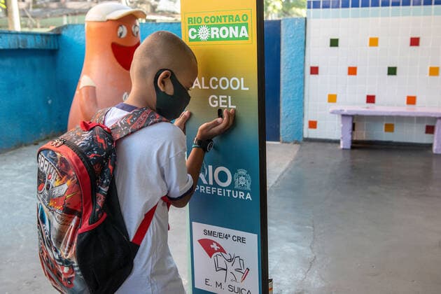 COVID-19 Back To School RIO DE JANEIRO, BRAZIL, FEB 24: COVID-19 BACK TO SCHOOL- Public elementary schools reopen after almost a year of pandemic recess. Child sanitizing hands with alcohol at school entrance on February 24, 2021. ( Photo by Chico Ferreira Penta Press ) Rio de Janeiro Brazil 6203_232791 Copyright: xChicoxFerreira PentaxPressx