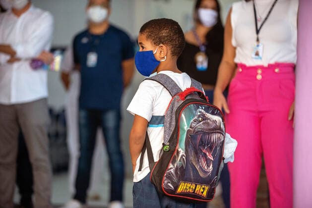 COVID-19 Back To School RIO DE JANEIRO, BRAZIL, FEB 24: COVID-19 BACK TO SCHOOL- Public elementary schools reopen after almost a year of pandemic recess. Child in social distance wearing mask on arrival at school on February 24, 2021. ( Photo by Chico Ferreira Penta Press ) Rio de Janeiro Brazil 6203_232802 Copyright: xChicoxFerreira PentaxPressx