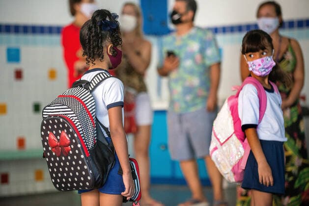 COVID-19 Back To School RIO DE JANEIRO, BRAZIL, FEB 24: COVID-19 BACK TO SCHOOL- Public elementary schools reopen after almost a year of pandemic recess. Child in social distance wearing mask on arrival at school on February 24, 2021. ( Photo by Chico Ferreira Penta Press ) Rio de Janeiro Brazil 6203_232805 Copyright: xChicoxFerreira PentaxPressx