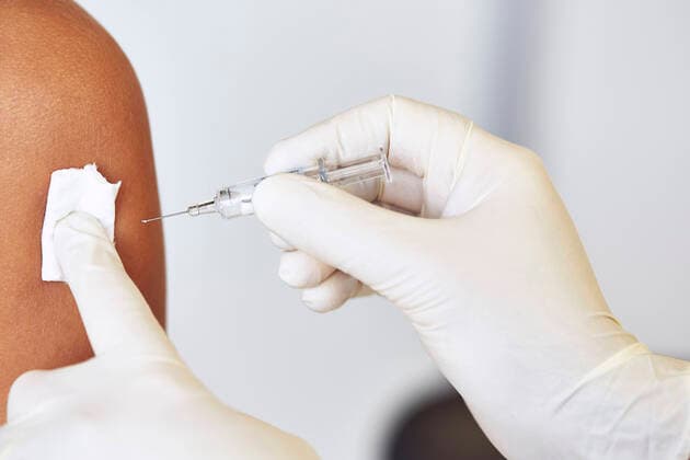 Hands of doctor injecting vaccine to patient in hospital model released Symbolfoto UKOF00107